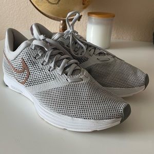 Nike Zoom Strike Women’s 7.5 Vast Grey Running Shoes.